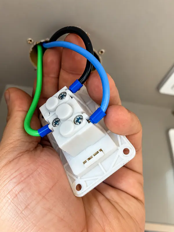 Conector de chuveiro com cabos de bitola adequada