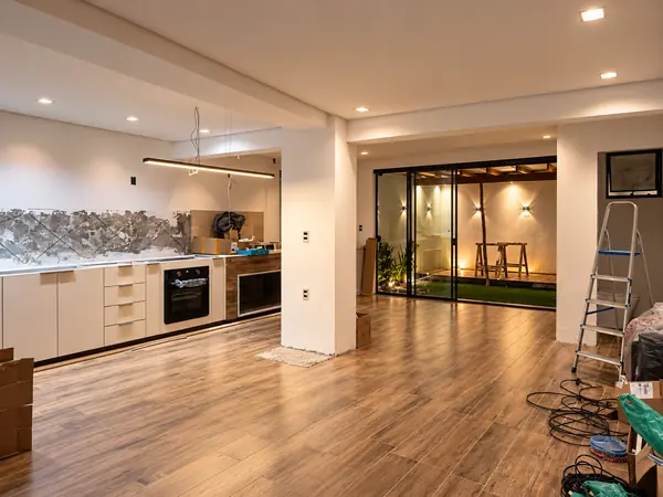 Cozinha integrada com spots e pontos elétricos prontos, em obra
