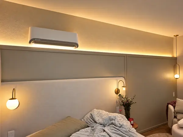 Quarto com sanca de LED, ar-condicionado e arandelas