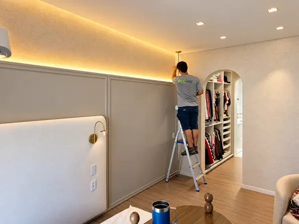 Rhaduan na escada instalando sanca de LED